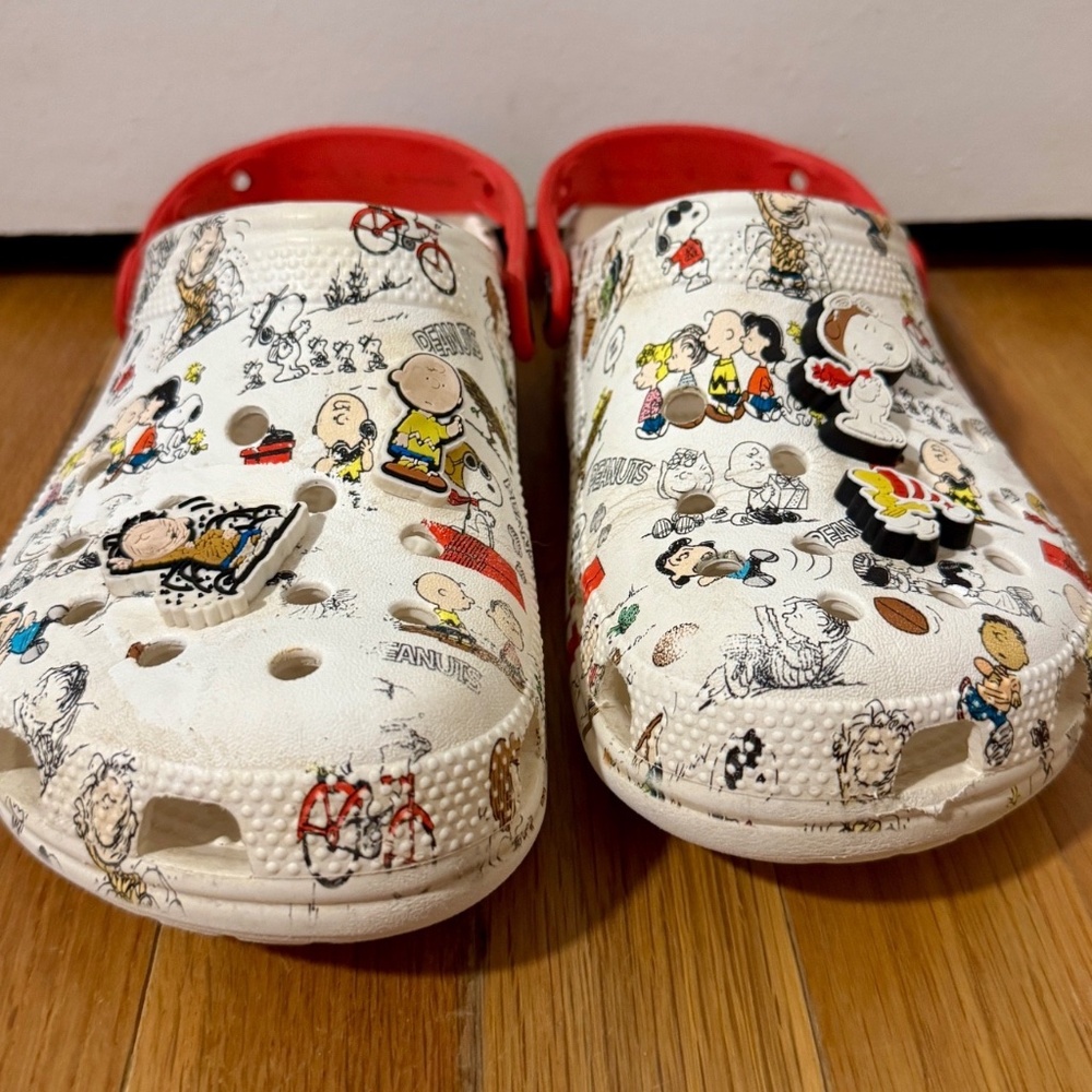 Limited Ed. Peanuts Unisex Classic Crocs - Mens 7 / Womens 9 w/Four Jibbitz